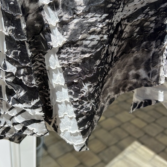 Woman’s asymmetrical on the bottom soft top - Picture 6 of 6